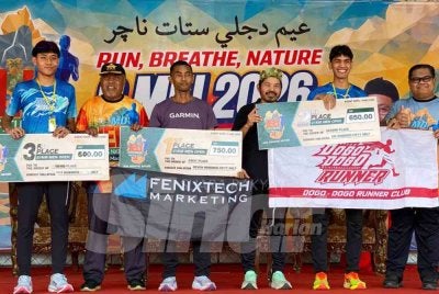 Mohd Uzir (tiga dari kanan) bergambar bersama pemenang Program 'Run, Breathe, Nature' yang dirasmikan oleh Abdul Hadi (dua dari kiri) di Padang Istiadat, Jeli. Turut hadir, Wan Fahazil (kanan) pada Sabtu. Foto SINAR HARIAN/HAZELEN LIANA KAMARUDIN