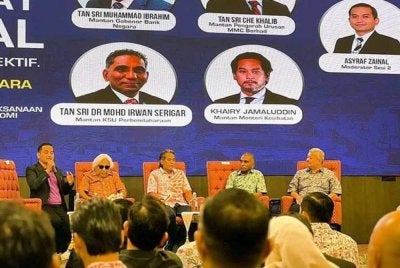 Khairy (tengah) antara ahli panel program Rundingan Meja Bulat Nasional (Rimbun 2.0) di Pusat Dagangan Dunia Kuala Lumpur (WTCK KL) pada Sabtu. Gambar Astro AWANI