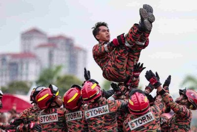 Anggota Jabatan Bomba dan Penyelamat Malaysia melakukan persembahan pada Karnival Hari Anggota Bomba Sedunia 2026 Peringkat Kebangsaan hari ini. Foto Bernama