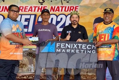 Mohd Uzir (dua dari kanan) bergambar bersama pemenang Program 'Run, Breathe, Nature' yang dirasmikan oleh Abdul Hadi (kanan) di Padang Istiadat, Jeli dan turut dihadiri oleh Wan Fahazil (kiri) pada Sabtu. Foto:SINAR HARIAN/HAZELEN LIANA KAMARUDIN