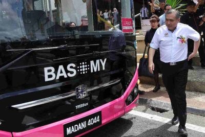 Anthony pada perasmian Laluan Baharu Program Transformasi Perkhidmatan Bas Berhenti-Henti Bas.My Kuching hari ini. Foto Bernama 
