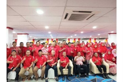 Rozi (tiga dari kanan) merakam gambar bersama kepimpinan UMNO Terengganu yang hadir sempena sambutan ulang tahun UMNO ke-80 peringkat negeri di Kuala Terengganu pada Sabtu.