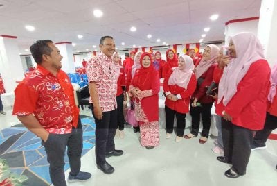 Rozi (dua dari kiri) bersama kepimpinan dan ahli yang hadir sempena sambutan ulang tahun UMNO ke-80 peringkat negeri di Kuala Terengganu pada Sabtu.