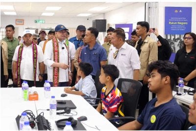Perdana Menteri, Datuk Seri Anwar Ibrahim ketika melawat Pusat Sebaran Maklumat Nasional Pulau Banggi (NADI) di Pekan Baru Pulau Banggi hari ini. - Foto Bernama 