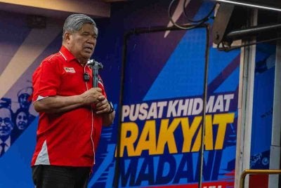 Mohamad berucap di perkarangan Pejabat Amanah Pulau Pinang, Sungai Dua, pada malam Jumaat. Foto Facebook Mohamad Sabu