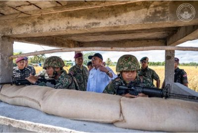 Anwar Ibrahim melawat Pos Dogoton, Pulau Banggi, Sabah pada Sabtu. Foto: Pejabat Perdana Menteri.
