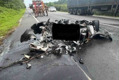 Sepasang kekasih warga Singapura rentung selepas kereta dinaiki terbabas dan kemalangan di Jalan Johor Bahru-Mersing, Kota Tinggi. - Foto IPD Kota Tinggi 