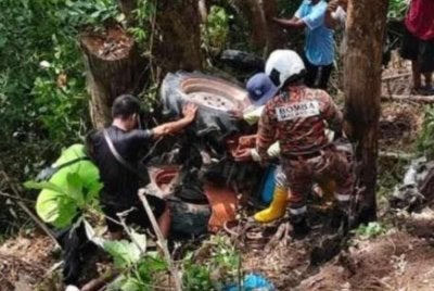 Sebuah traktor terbabas sebelum terjunam ke lereng bukit sedalam kira-kira 15 meter berhampiran Tanah Perkuburan Cina Teluk Bahang, Jalan Teluk Bahang hari ini.