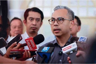 Fahmi (kanan) bercakap pada sidang media pada majlis Anugerah Cemerlang dan Kempen Internet Selamat di Ayer Keroh, pada Sabtu. Turut hadir, Adam Adli (kiri). Foto Bernama 
