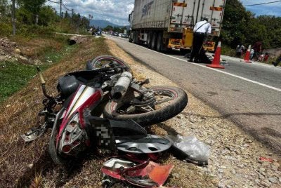 Keadaan lokasi kemalangan melibatkan tiga buah kenderaan di Jalan Kuala Terengganu-Kota Bharu, berhampiran Kampung Gerai, Besut pada Sabtu.