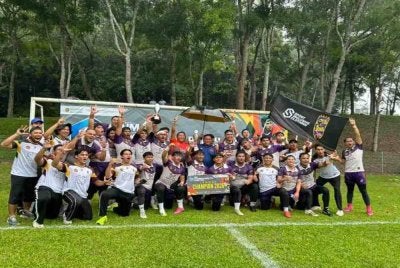 
Zamri bersama pengurusan pasukan dan pemain meraikan kejayaan menjuarai IIUM Hexangular Rugby 15’s 2026, pada Sabtu.