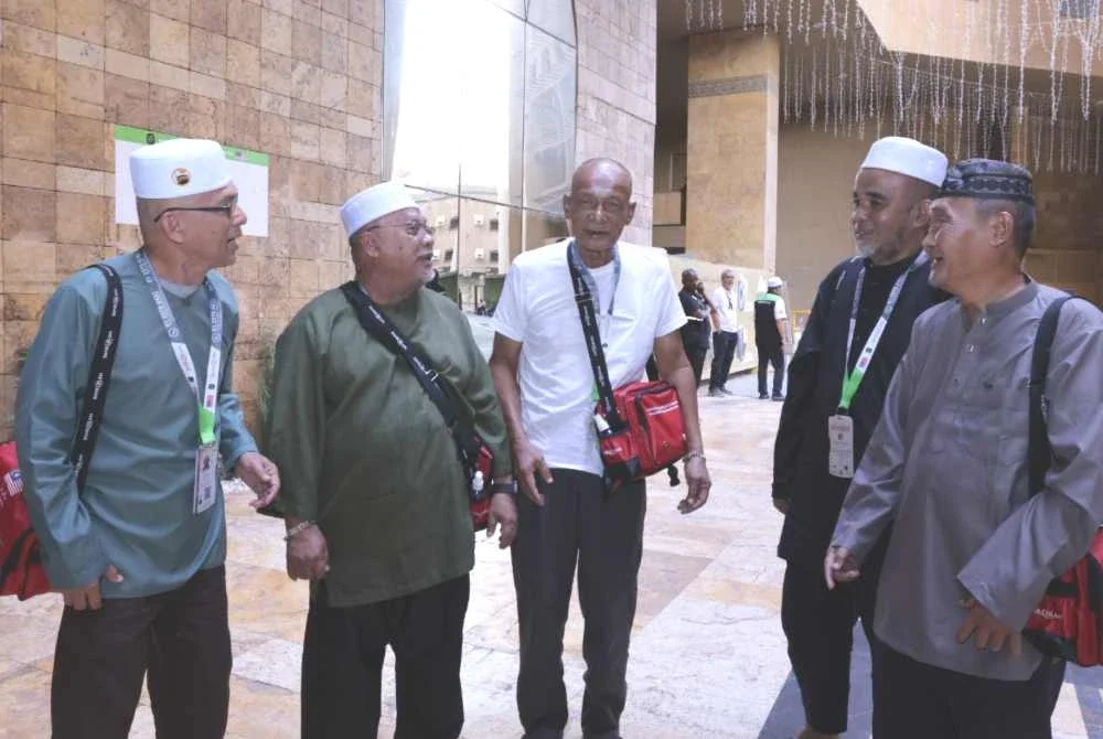 Mohd Daud bersama rakan-rakan yang baru dikenali tetapi saling menyokong antara satu sama lain. Foto TH