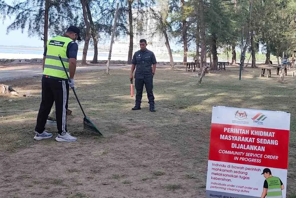 Antara pesalah yang dikenakan hukuman kerja khidmat masyarakat kerana membuang puntung rokok merata-rata baru-baru ini.