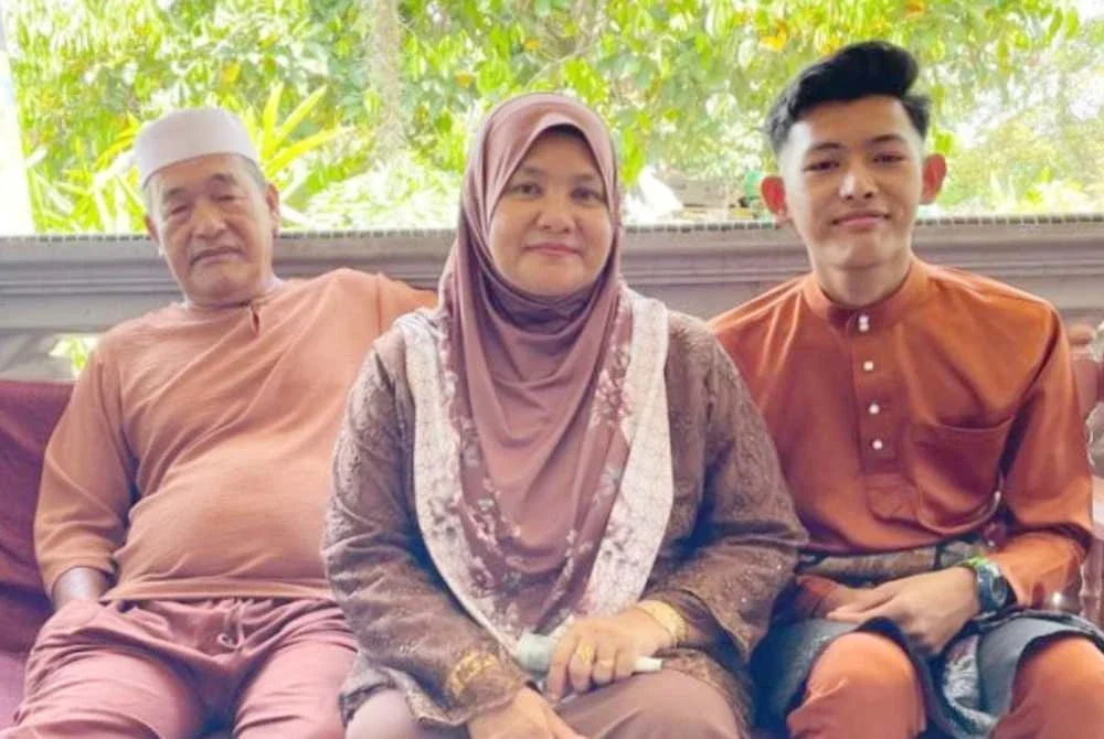 Gambar kenangan Kartina (tengah) bersama arwah Mohamad Arif Danial (kanan) di Felda Jengka 11. Foto ihsan pembaca