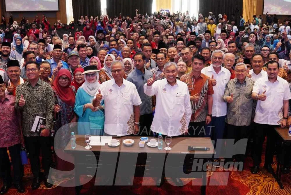 Ahmad Zahid bersama Pengerusi Musyawarah Nasional, Tan Sri Abdul Ghani Othman dan tetamu pada majlis Musyawarah Nasional yang diadakan di Kuala Lumpur pada Ahad. Foto Sinar Harian - ROSLI TALIB
