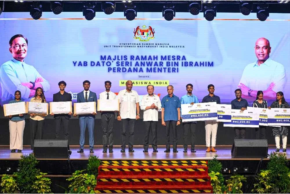 Anwar (tujuh dari kiri) bergambar bersama mahasiswa yang menerima Manfaat Bantuan IPT pada Majlis Ramah Mesra Bersama Mahasiswa India di Universiti Malaya hari ini. - Foto: Bernama
