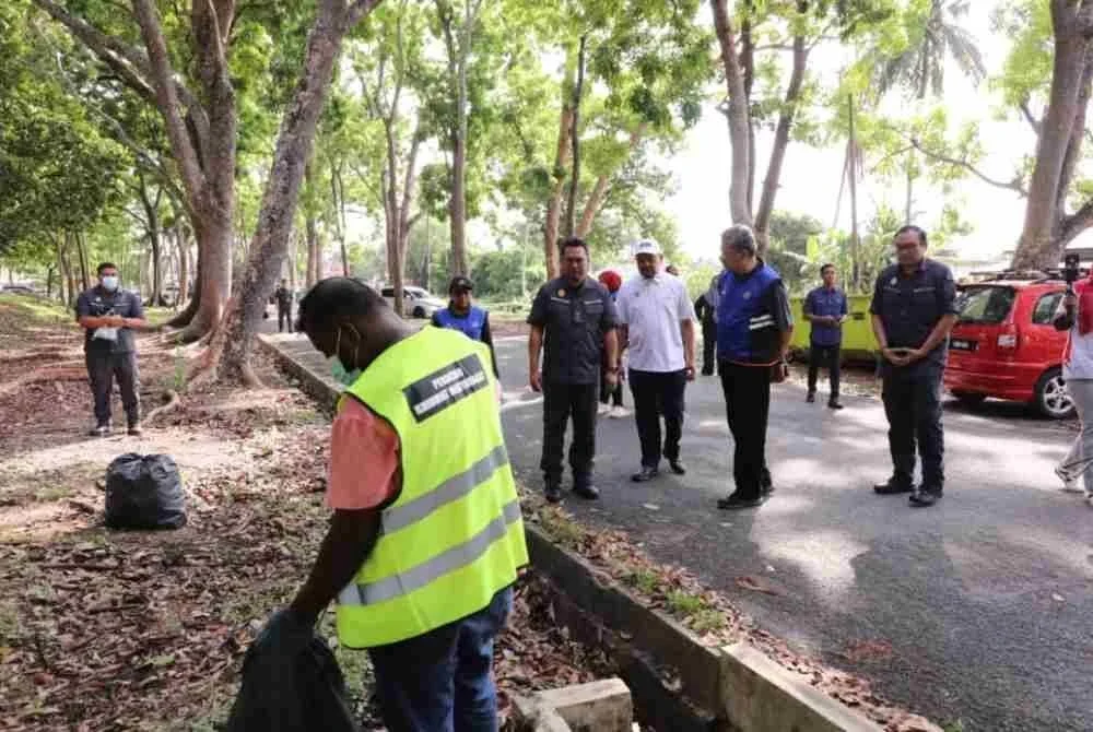 Khalid (dua kanan) semasa meninjau Pelaksanaan Hukuman Perintah Khidmat Masyarakat (PKM) Siri Ke-8 di Taman Rekreasi Gunung Keriang di Alor Setar pada Ahad.