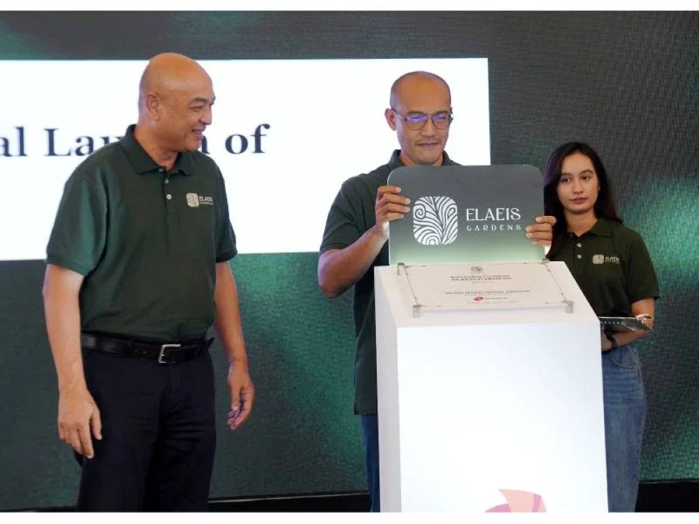 
Dari kiri: Ketua Pegawai Eksekutif Upstream Malaysia, Jeffry Faizal Kamaruddin dan Mohd Haris merasmikan pelancaran ELAEIS GARDENS, destinasi eko yang dijenamakan semula dengan menawarkan pengalaman imersif berteraskan alam semula jadi, warisan dan pengeluaran mampan.

