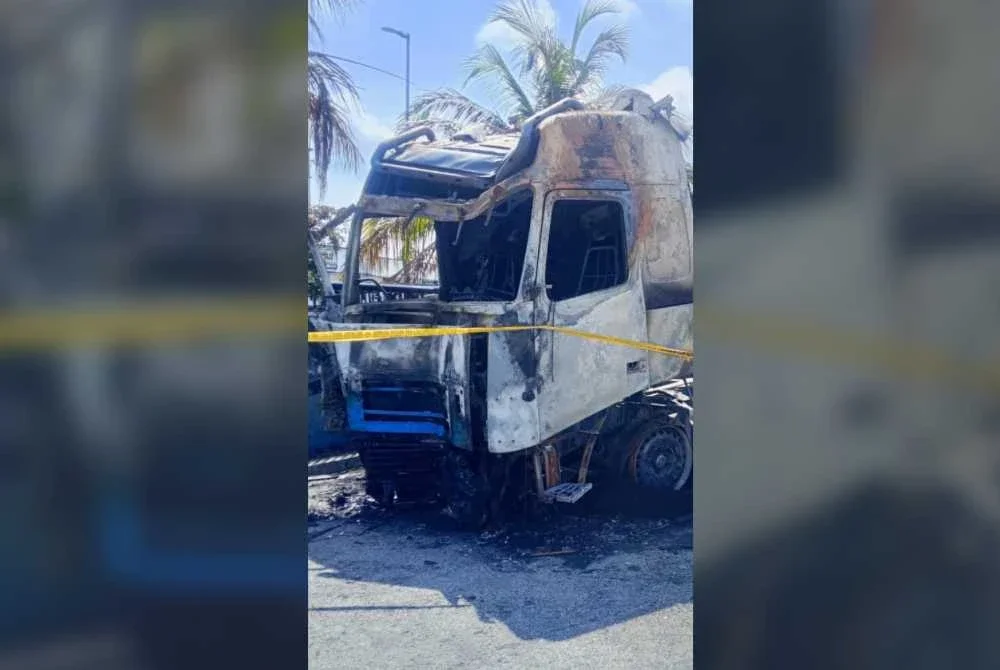 Lori yang diletakkan di hadapan IPD Kuala Pilah terbakar. Foto ihsan PDRM
