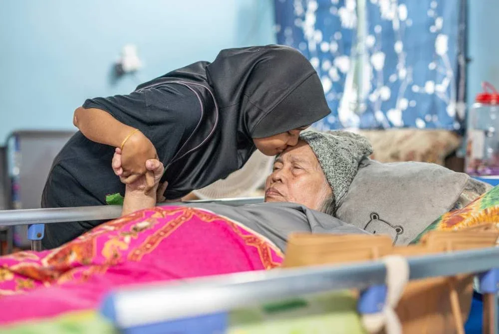 Amirah memberikan kucupan sayang kepada nenek yang banyak berkorban untuknya sejak kecil. - Kredit foto Facebook Yuneswaran Ramaraj