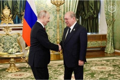 Sultan Ibrahim ketika mengadakan pertemuan empat mata bersama Putin di Kremlin, Moscow pada Sabtu. Foto FB Sultan Ibrahim 