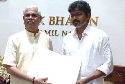 Watikah pelantikan itu diberikan kepada Vijay selepas menghadap Gabenor Tamil Nadu, Rajendra Vishwanath Arlekar di Lok Bhavan, Chennai pada Sabtu. Foto X IANS