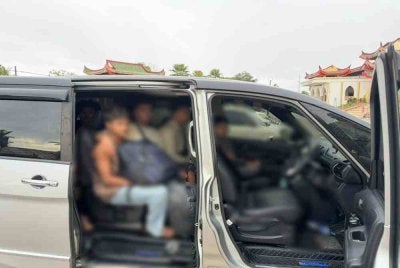 Seramai 11 PATI berada di dalam Toyota Innova manakala sembilan lagi berada di dalam Nissan Serena.Foto:PGA
