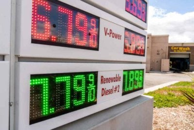 Papan tanda memaparkan harga petrol tanpa plumbum dan diesel di sebuah stesen minyak Shell di Upland, California pada 4 Mei 2026. Foto Agensi