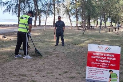 Antara pesalah yang dikenakan hukuman kerja khidmat masyarakat kerana membuang puntung rokok merata-rata baru-baru ini.