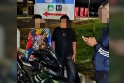 Antara penunggang motosikal yang diperiksa polis menerusi operasi operasi di sekitar Bukit Changgang dan Banting, Kuala Langat pada Jumaat. Foto Polis