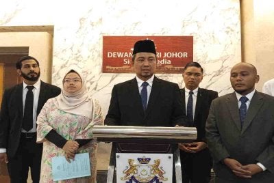 Dr Sahruddin (tengah).