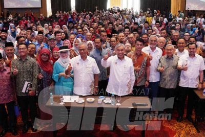 Ahmad Zahid bersama Pengerusi Musyawarah Nasional, Tan Sri Abdul Ghani Othman dan tetamu pada majlis Musyawarah Nasional yang diadakan di Kuala Lumpur pada Ahad. Foto Sinar Harian - ROSLI TALIB