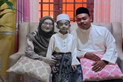 Murid Tahun Enam, Muhammad Fahim Darwisy Yusmafendi (tengah) dilaporkan pengsan ketika menghadiri perhimpunan di sekolah dan disahkan meninggal dunia di Hospital Tengku Ampuan Rahimah (HTAR), Klang.