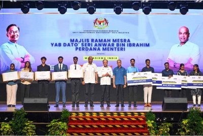 Anwar (tujuh dari kiri) bergambar bersama mahasiswa yang menerima Manfaat Bantuan IPT pada Majlis Ramah Mesra Bersama Mahasiswa India di Universiti Malaya hari ini. - Foto: Bernama