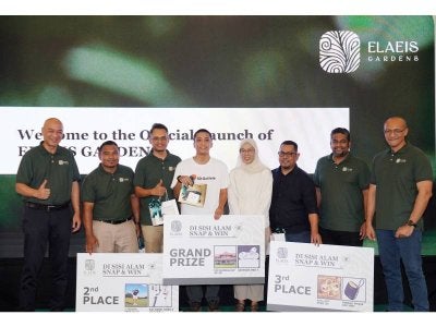 Mohd Haris dan Jeffry Faizal bergambar bersama pemenang Disisi Alam Snap & Win pada pelancaran Elaeis Gardens yang diadakan di Dapo Carey, Kelab Golf Pulau Carey pada Selasa.