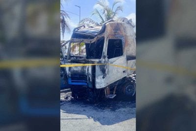 Lori yang diletakkan di hadapan IPD Kuala Pilah terbakar. Foto ihsan PDRM