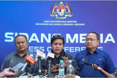 Azalina (tengah) ketika sidang akhbar selepas Program Town Hall Kerangka Akauntabiliti Madani 2026 di Akademi Perundangan Negara hari ini. - Foto: Bernama