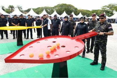 Ayob Khan (kanan) merasmikan sukan rakyat bersama komuniti pada Peluncuran Taman Angkat Amanita Kontinjen Pulau Pinang 2026 Padang Kawad Universiti Sains Malaysia (USM) hari ini.- Foto: Bernama