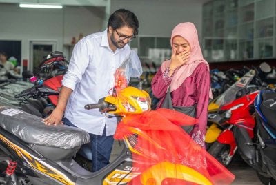 Yuneswaran membuat kejutan kepada Amirah dengan menghadiahkannya sebuah motosikal. - Kredit foto Facebook Yuneswaran Ramaraj﻿