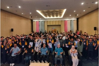 Khairudin (tengah) bersama peserta selepas menyempurnakan Majlis Perasmian Penutup Kem Belia Kreatif 2026: Seni Digital di Casuarina@Meru pada Ahad.