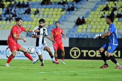Tonggak Terengganu FC, Shervoni Mabatshoev (dua, kiri) diasak pemain Imigresen FC, Nicholas Ryan Swirad (kiri) antara kudrat import mewarnai saingan perlawanan Liga-M 2025/26 musim ini. Foto" Bernama