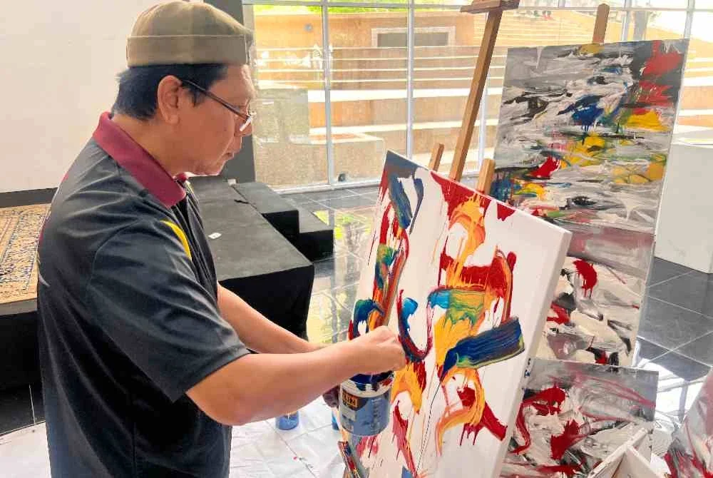 Demo seni lukis oleh Dekan Fakulti Seni Halus ASWARA, Profesor Suzlee Ibrahim sempena ASWARA Artskap 2016.