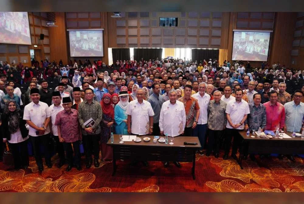 Ahmad Zahid (depan, kanan) ketika menghadiri Musyawarah Nasional di Kuala Lumpur pada Ahad.