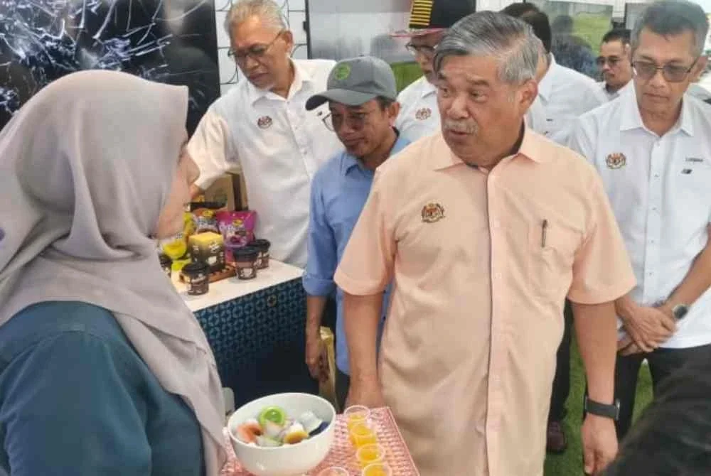 Mohamad melihat pameran yang terdapat di atas Truck Road to MAHA 2026.
