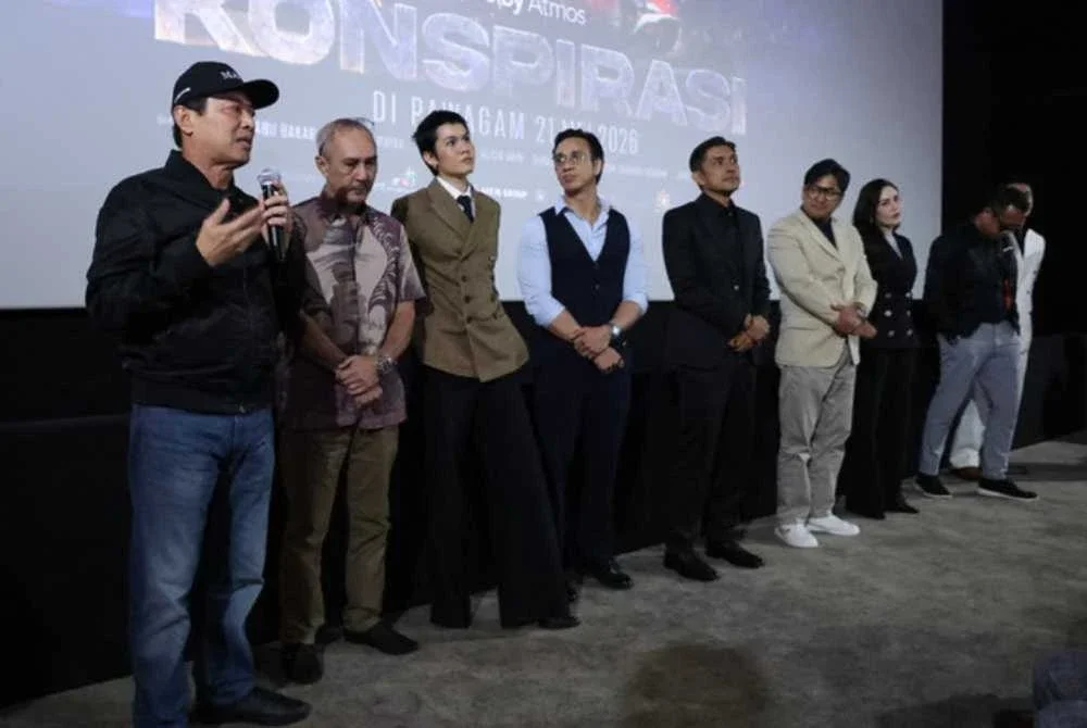Azam (kiri) bersama barisan pelakon filem Konspirasi semasa tayangan khas di Alamanda, Putrajaya pada Ahad. Foto: SPRM