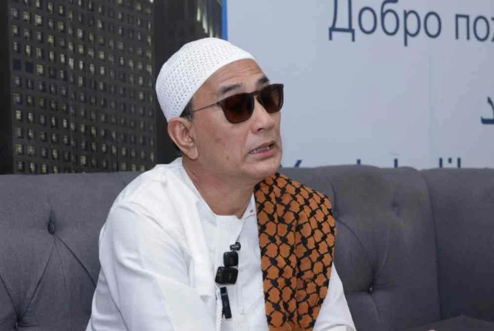 Mahmud kini memilih untuk memperlahankan kerjaya seni dan pulang menetap di Sarawak.