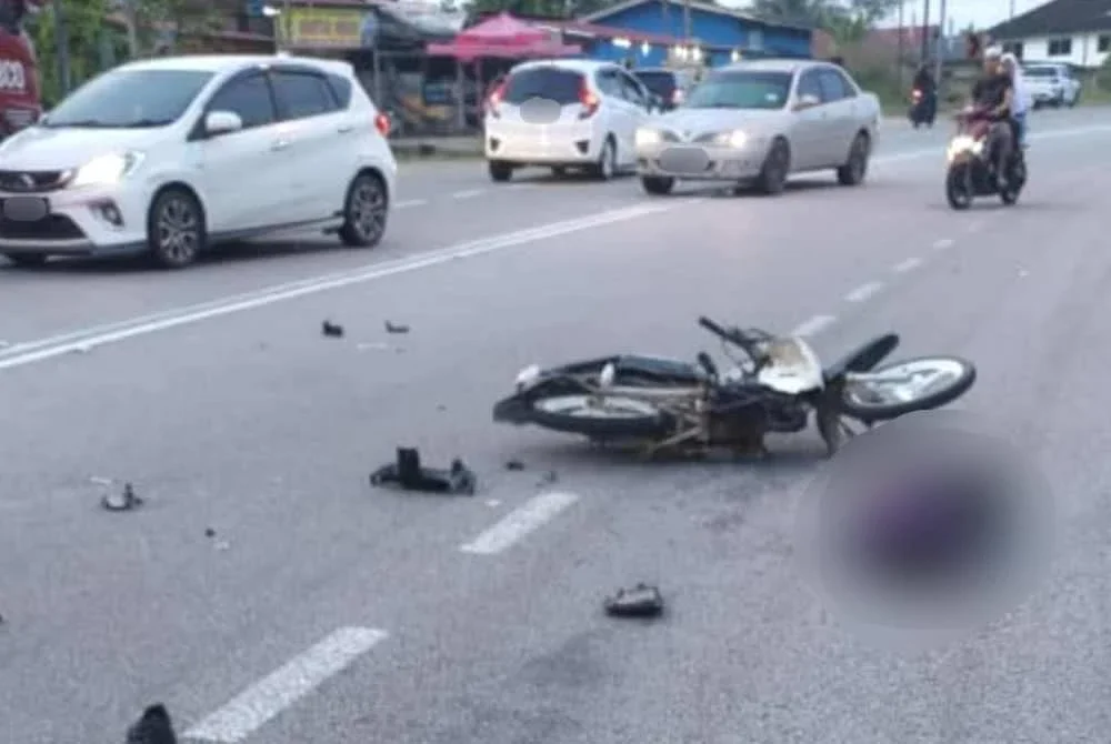 Empat parah selepas motosikal dinaiki berlanggar dengan kereta. Foto PDRM