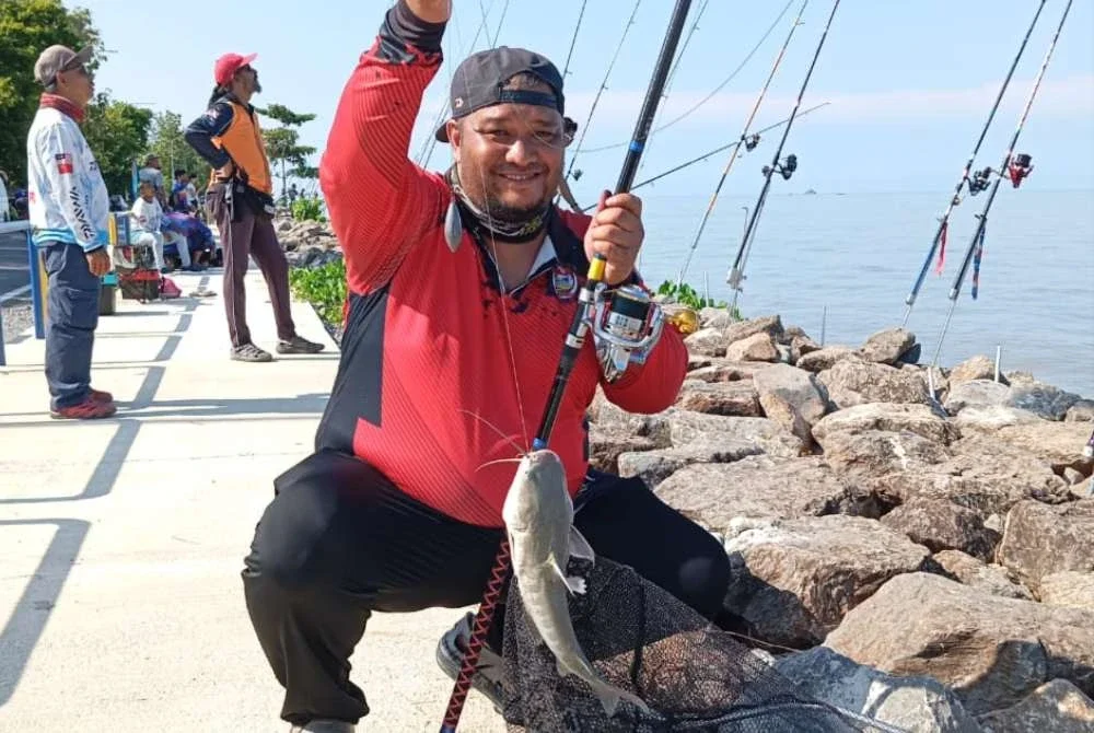 Suasana pertandingan memancing di Pantai Berembang tahun lalu.