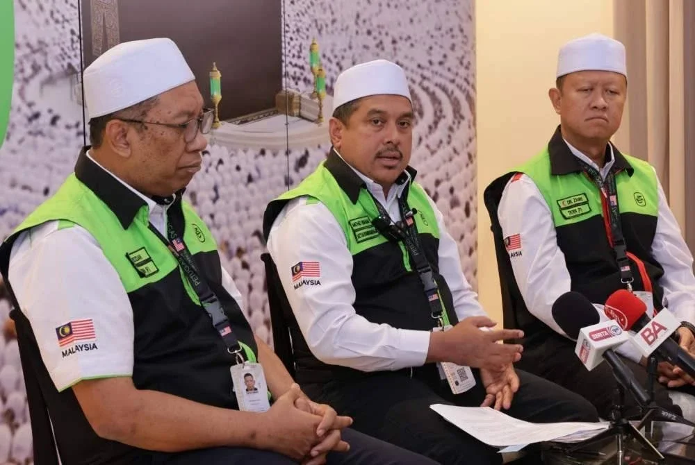 Ketua Rombongan Haji Malaysia, Mohd Hisham Harun (tengah) menegaskan bahawa pemegang visa selain visa haji seperti visa lawatan, pelancongan, pekerjaan dan pelajar tidak dibenarkan memasuki kawasan Makkah terutama di Arafah, Muzdalifah dan Mina.