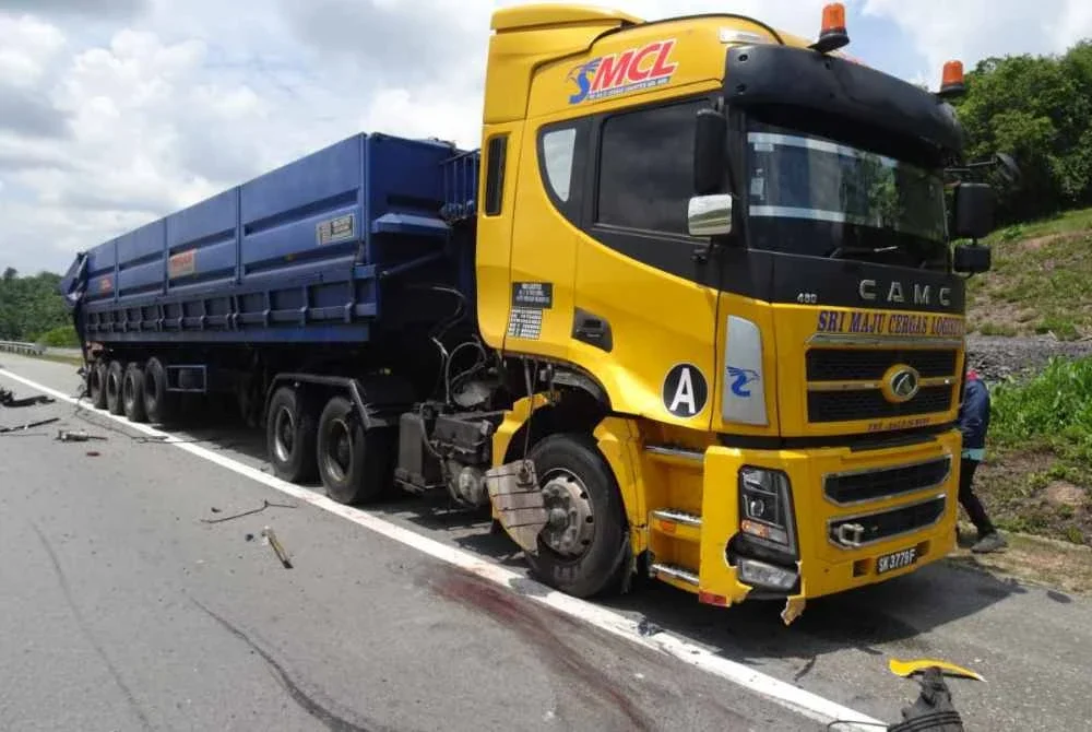 Treler jenis CAMC berhenti di lorong kecemasan kerana tayar belakang sebelah kiri pancit. Foto Polis Temerloh